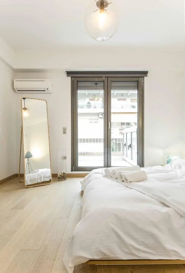 Stylish 3-Bedroom Apartment & Terrace Thessaloníki